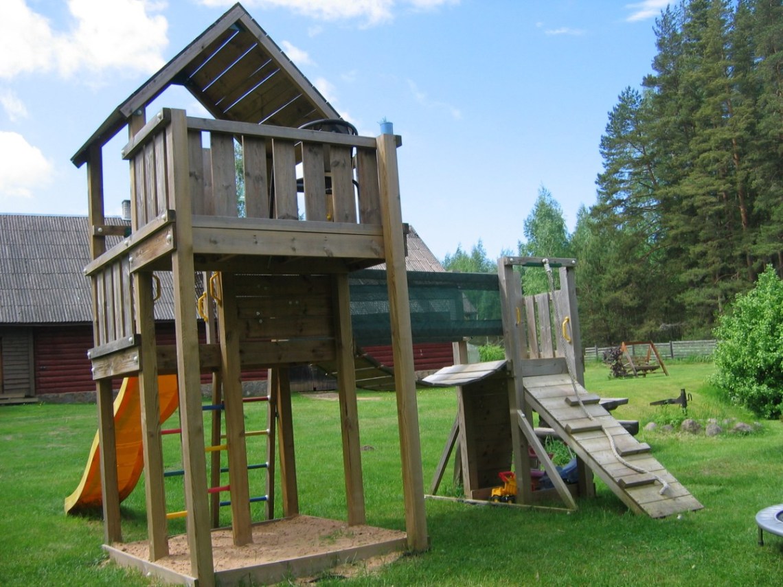 Tiku Puhkemaja manguvaljak